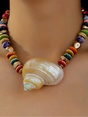 NWT ⚜️🐚⚜️ PIPER K Multicolored Beaded Necklace with Shell Pendant